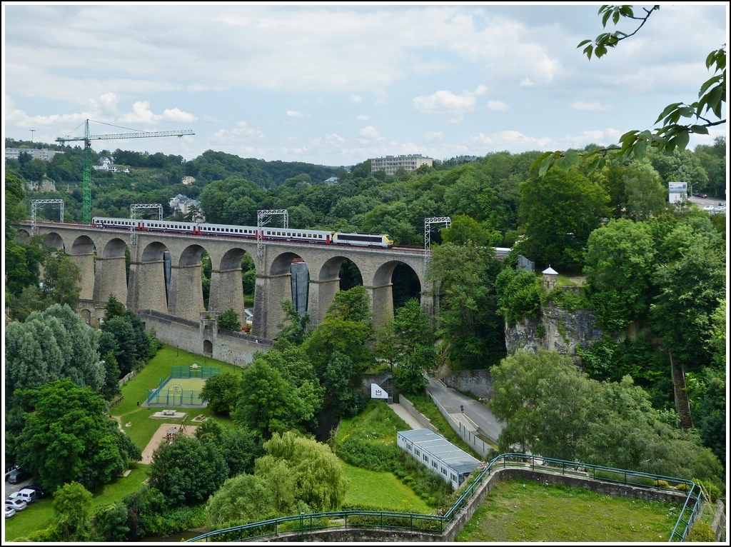 Diese Aussicht auf den Pulvermhle Viadukt wird nicht durch den Umbau beeintrchtigt. Der IR 115 Liers - Luxembourg kurz vor dem Erreichen des Endbahnhofs am 03.07.2012. (Jeanny)