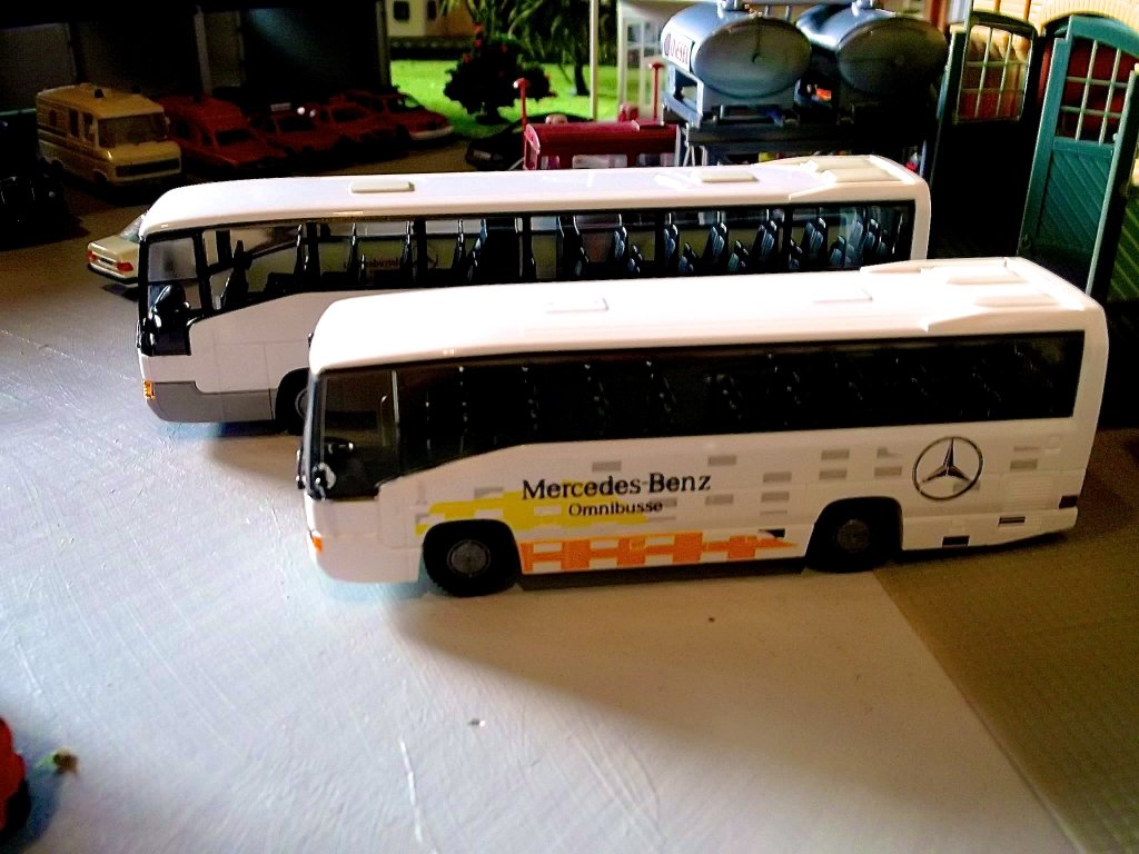 Diese beiden Mercedes-Benz O 404 15R SHD und 10RHD von Wiking und Herpa als Mercedes-Benz Werbemodelle stehen auf meiner Modelleisenbahnanlage und wurden zur Wartung aus der Abstellhalle gefahren.