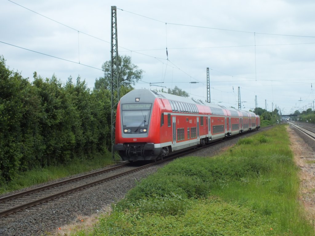 Diese DOSTO-Garnitur mit 146 013 am Zugschluss durchfhrt am 3.6.13 Angermund.