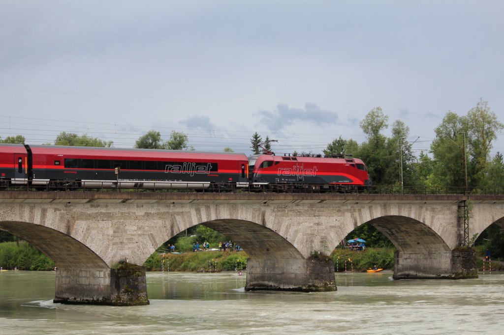 Diese Railjet-Garnitur berquert am 14. Juli 2012 den Inn bei Rosenheim.