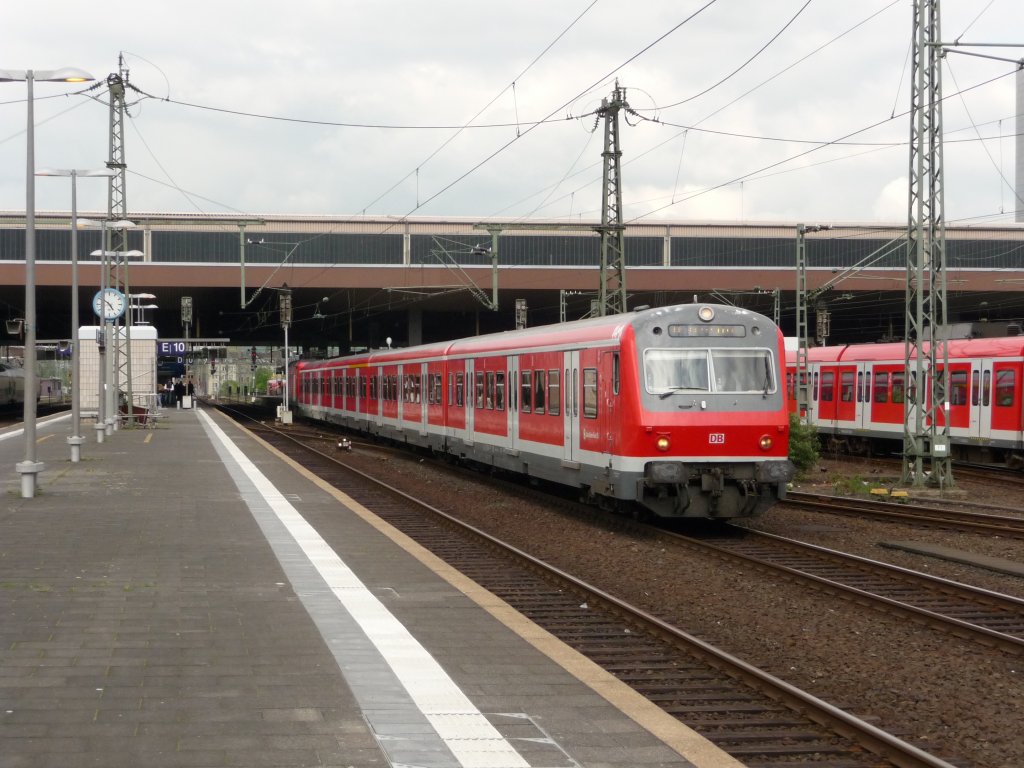 Diese x-Wagen Garnitur verl�sst am 03.05.2012 D�sseldorf Hauptbahnhof.
S6 -> K�ln-Nippes