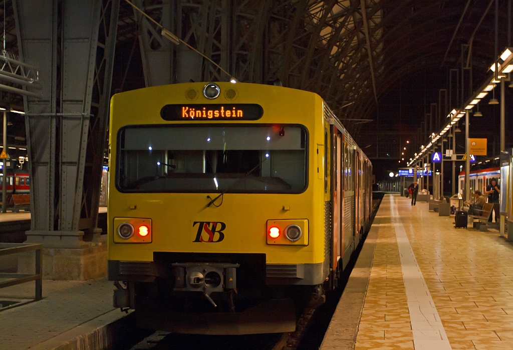 Dieser LHB VT/VS 2E der Hessische Landesbahn (HLB) steht am 28.09.2012 im Hbf Frankfurt am Main zur Abfahrt nach Knigstein bereit. 
Der VT 2E ist ein dieselelektrischer Doppeltriebwagen von Linke-Hofmann-Busch (LHB), die heute Alstom Transport Deutschland gehren. 
Die Fahrzeuge werden im deutschen Fahrzeugeinstellungsregister als Baureihe 0609.0 gefhrt. 
Das Dienstgewicht betrgt ca. 55 t, er hat einen  Daimler-Benz OM444 LA Unterflur-Dieselmotor mit einer Leistung von 485 kW/ 661 PS, der einen Generator antriebt der wiederum die Energie fr 4 Elektro-Fahrmotoren erzeugt, die Hchstgeschwindigkeit betrgt 100 km/h. 
