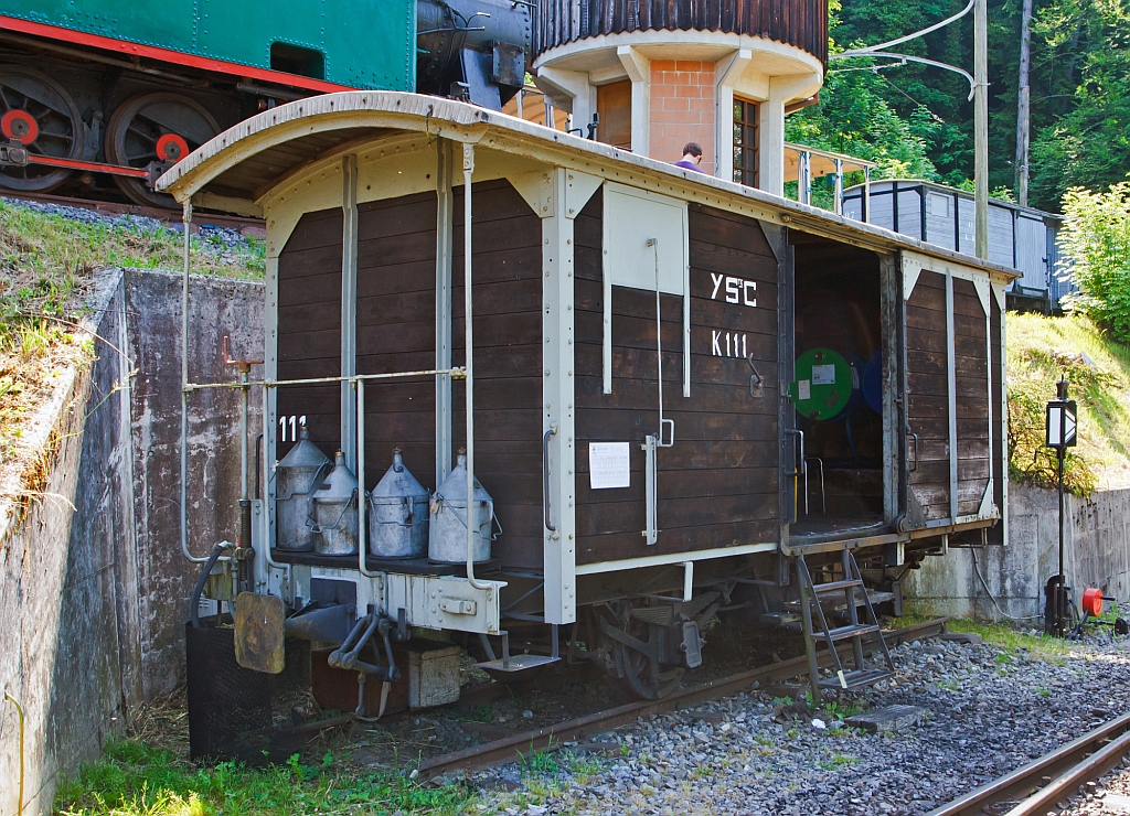 Dieser schmalspurige zweiachsige Gedeckte Gterwagen K 111 dient heute wohl nur noch als Schmierllager der Museumsbahn Blonay–Chamby, er steht gegenber der Bekohlungsanlage des Museums in Chaulin (27.05.2012). Er wurde 1886 Baume & Merpent fr die Chemin de fer Yverdon–Ste-Croix (YSteC), eine schmalspurige Privatbahn im Kanton Waadt, gebaut.