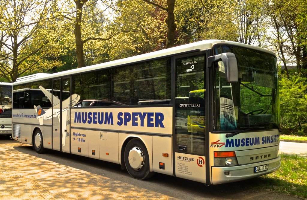 Dieser Setra S315UL des Unternehmens Hetzler aus Speyer stand whrend des 2. Bundesligaspiels 1.FCK gegen FSV Frankfurt am 5.5.2012 auf einem Park-and-Ride-Parkplatz und wartete auf das Ende des Spiels.