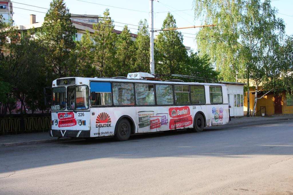 Dieser ZIU 9 O-Bus stand am 5.5.2013 nahe dem bulgarischen Bahnhof Pernik abgebgelt
an der Haltestelle. 