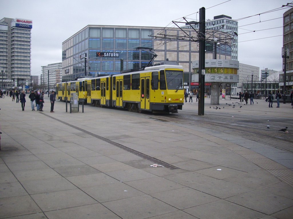 Diesere �ltere Stra�enbahn sah ich auf dem Alexanderplatz.