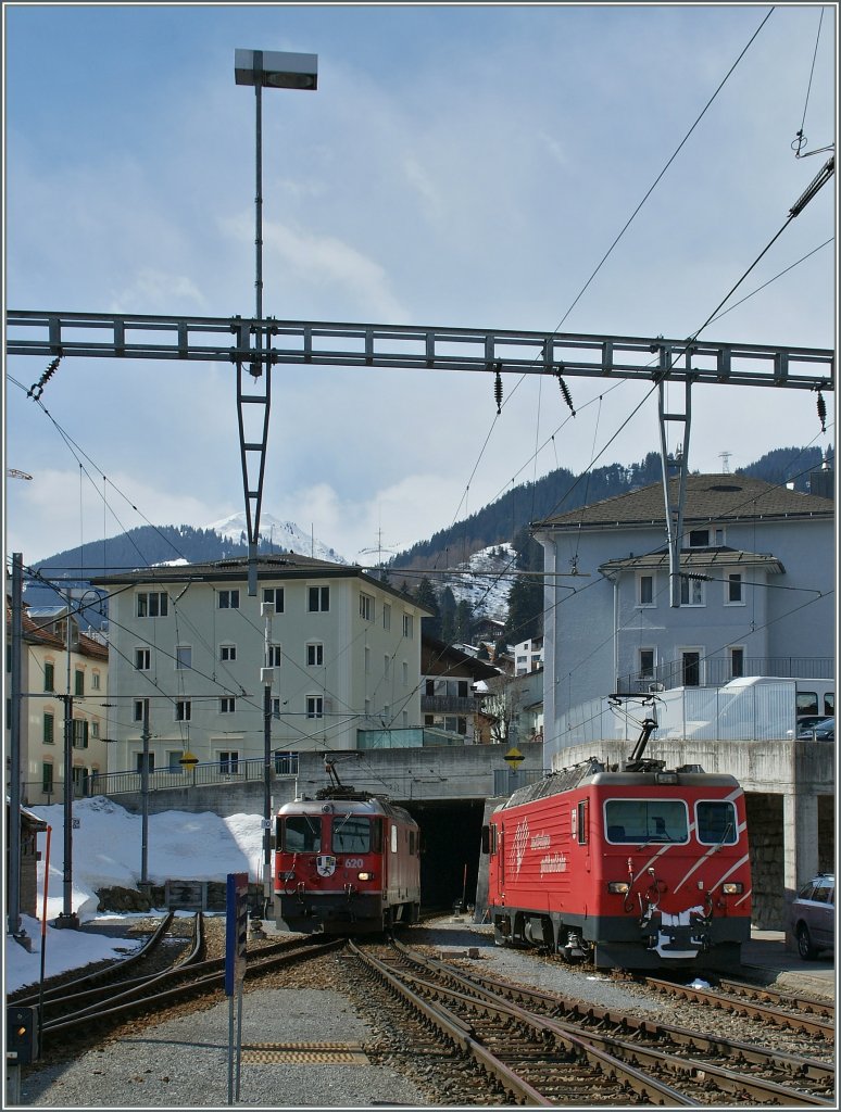 Disentis, Lokwechsel beim Glacier Express: ...und fhrt bis zur Rckleistung auf ein Abstellgleis, wherend die MGB HGe 4/4 bereits zum Glacier Express hinfhrt. 
15.03.2013