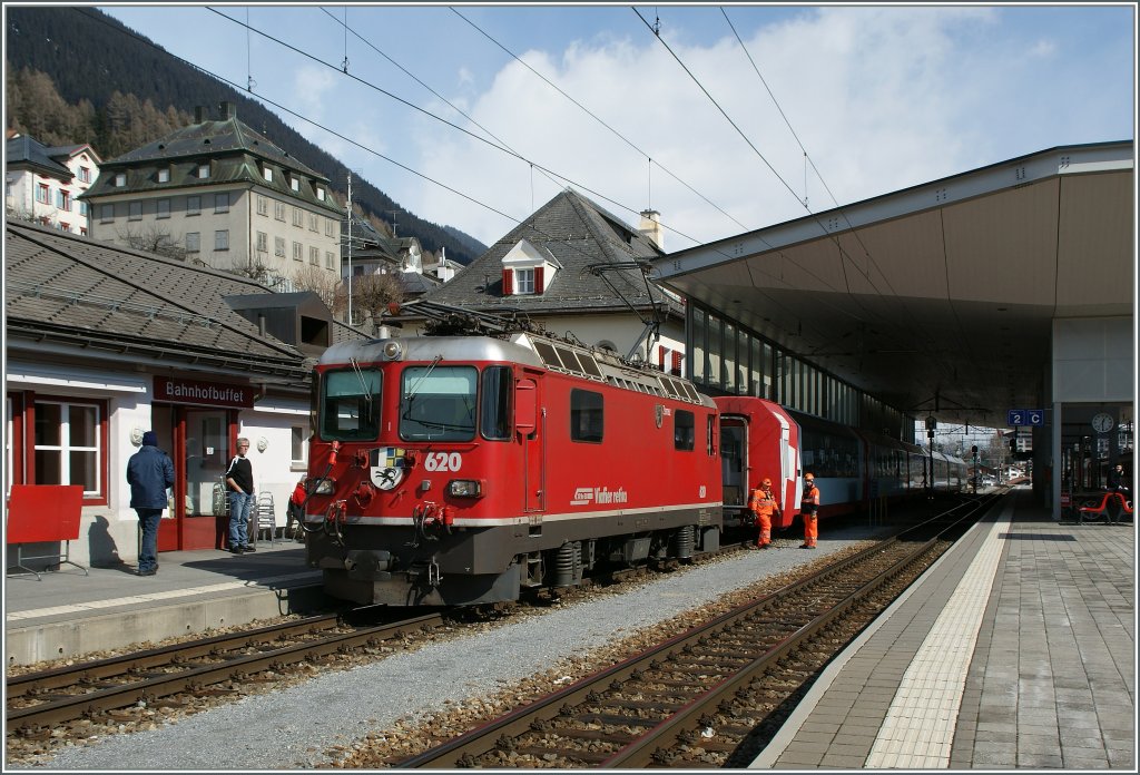 Disentis, Lokwechsel beim Glacier Express: ...wird abgekuppelt...
15.03.2013