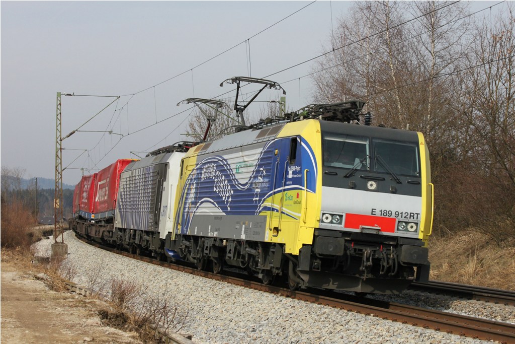 Dispolok 189-912 mit Lokomotion-Schwesterlok und KLV-Zug bei Ostermnchen (Mnchen - Rosenheim) am 12.3.2011.