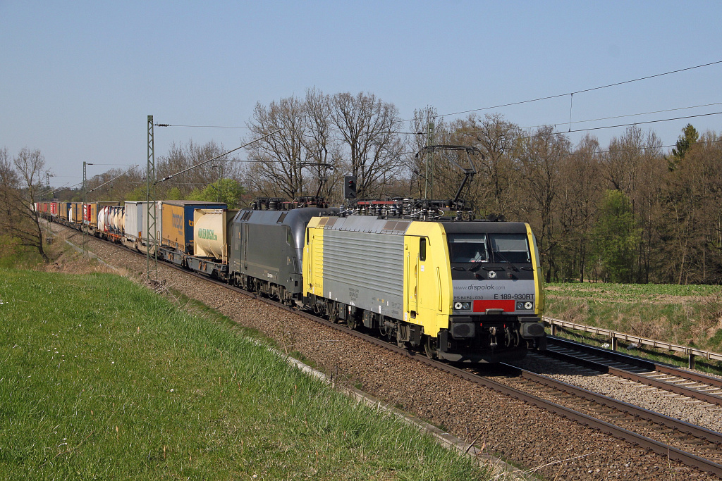 Dispolok 189-930 mit MRCE-Taurus und KLV-Zug im Schlepp an der ehemaligen Blockstelle Hilperting zwischen Mnchen und Rosenheim am 9. Apr. 2011.