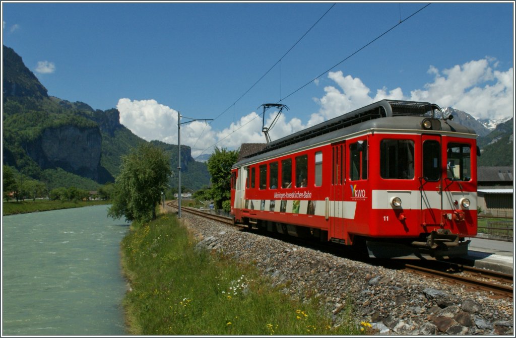 ...doch damals hatte ich nicht bedacht, dass die MIB vor und nach der Schlucht auch das eine oder andere schne Motiv bietet...
MIB Regionalzug nach Inntertkirchen beim Halt an der Haltestelle Aareschlucht West am 5. Juni 2013