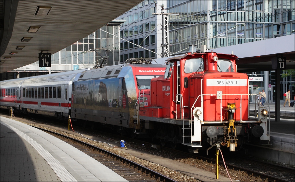 ...doch die Lok wollte nicht so wie sie sollte und so musste 363 439 die gesamte Garnitur des EC 117 aus dem Bahnhof ziehen, damit die vorherige Zuglok von Frankfurt nach Mnchen aus dem Bahnhof fahren konnte und die 101 087 ersetzen konnte....(07.08.12, Mnchen Hbf)