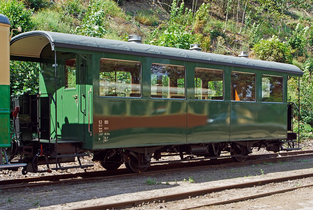 Donnerbchsen Grossraumwagen 53 der IBS (Interessengemeinschaft Brohltal-Schmalspureisenbahn), abgestellt am 02.09.2012 im Schmalspur-Bahnhof Bohl der Brohltalbahn. Der Grossraumwage der Baureihe C2 wurde 1888 von SIG fr die Vereinigten Bern-Worb-Bahnen (VBW) gebaut, 1969 ging er zur Museumsbahn Blonay–Chamby, 1977 an die DGEG abgegeben, und spter an die Brohltalbahn weitergereicht.