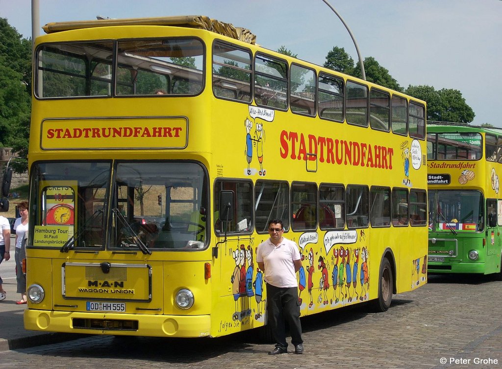 Doppelstock MAN Stadtrundfahrt Hamburg mit nettem Mitarbeiter von Hamburg Tour, fotografiert an den Landungsbrcken St. Pauli am 09.06.2008