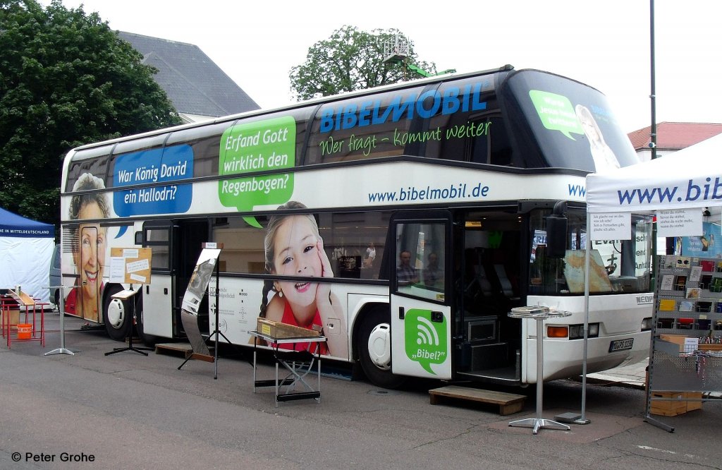 Doppelstockbus von Neoplan als   Bibelmobil  , fotografiert an der St. Johanniskirche in Dessau am 07.07.2012