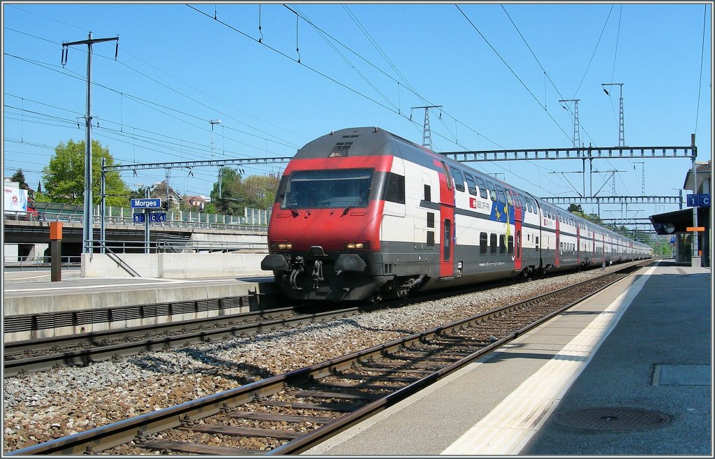 Doppelstocksteuerwagen eines IC St. Gallen - Genve Aroport bei der Durchfahrt in Morges.
19.04.2011