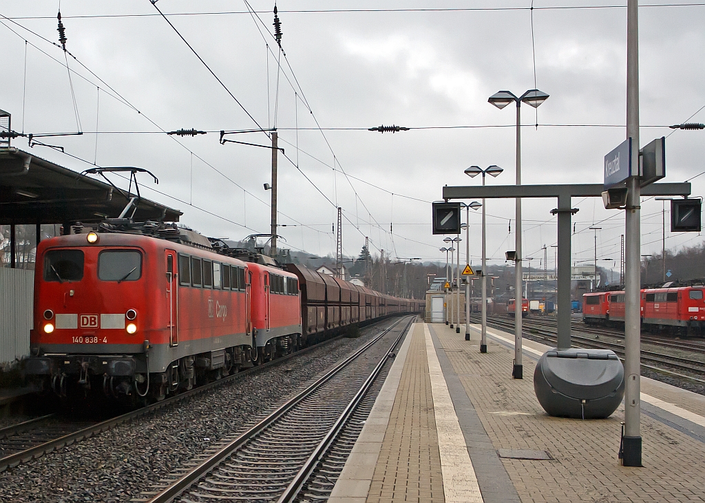 Doppeltraktion 140 838-4 und eine weitere 140er mit CIL 48700 von Grokrotzenburg nach Rotterdam Maasvlakte Oost ein leerer Kohlenzug (Selbsentladewagen), hier durchfhrt er am 23.12.2011 den Bahnhof Kreuztal. Er fhrt auf der KBS 440 Ruhr-Sieg-Strecke in Richtung Hagen. Da es regnete und sehr duster war musste ich hier auf ISO 1600 gehen, aber dafr geht es doch oder?