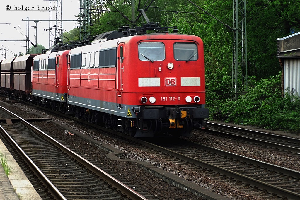 doppeltraktion der baureihe 151 mit einen erzzug am 10.05.13 beim bhf harburg