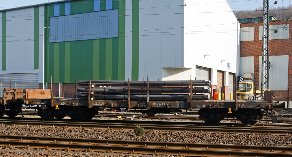 Drehgestellflachwagen mit vier Radstzen, Rungen, Stirnwandklappen und klappbaren Ladeschwellen, jedoch ohne Seitenwandklappen, Rmms 664 (3960  821-7 der DB Schenker Rail), hier am 11.02.2011 in Siegen-Geisweid, am Abstellgleis vor den Deutschen Edelstahlwerken. Der Wagen ist beladen mit Rundsthlen aus Edelstahl.