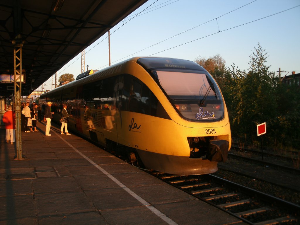 Drei Minuten blieben mir,am 01.Oktober 2011,in Neubrandenburg Zeit um den OLA-Triebwagen 0005 zufotografieren,bevor ich meine Reise nach Berlin fortsetzte.