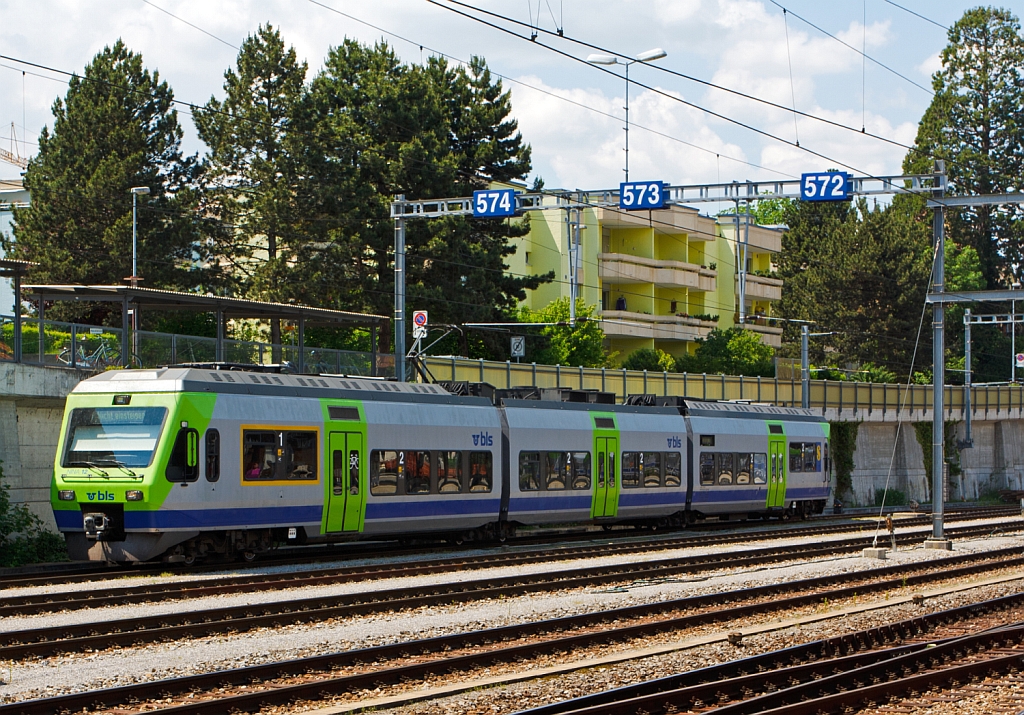 Dreiteiliger BLS NINA 12 (RABe 525 012) angestellt am 28.05.2012 im Bahnhof  Spiez. 

Der NINA (Niederflur-Nahverkehrs-Zug) ist 47,7 m lang, hat ein Gewicht von 79 t, eine Leistung von 1.000 kW bringt ihn auf eine Hchstgeschwindigkeit von 140 km/h.

Die NINA wurde von Vevey Technologies zusammen mit Bombardier-Talbot, Aachen entwickelt und im Werk Villeneuve (VD), zwischen 1998 bis 2005, gebaut. Das Niederflurkonzept und die Drehgestelltechnik stammen weitgehend vom Triebzug Talent 1. Die Drehgestelle weisen eine fast gleiche Konstruktion auf, die lediglich fr die NINA angepasst wurde.
