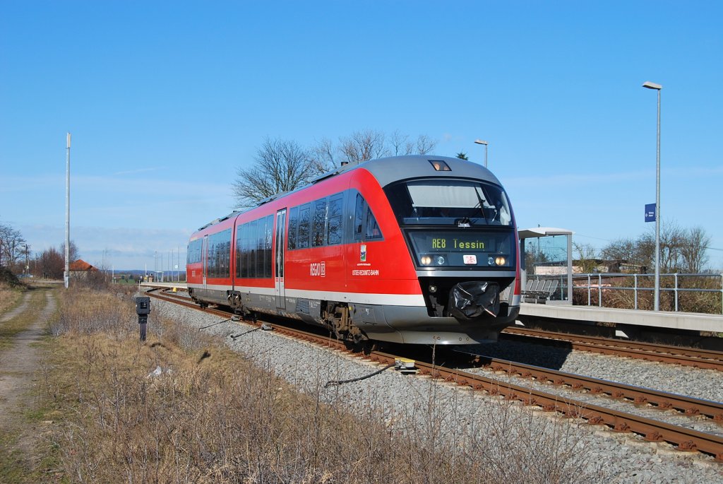 Durch Gro Schwa rollt am 19.03.2009 dieser 642 als RE nach Tessin in Richtung Rostock Hbf.