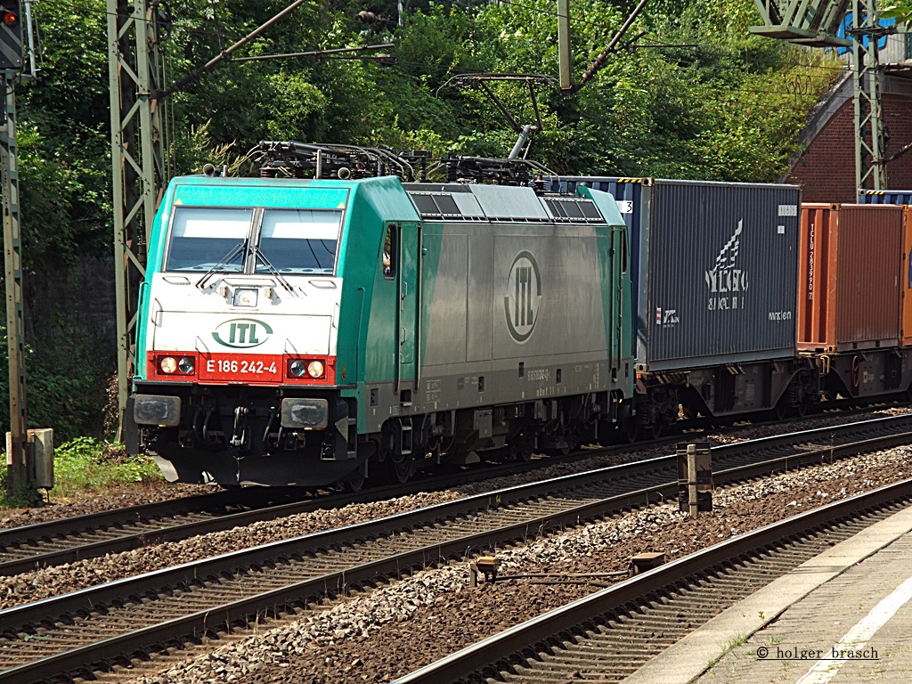 E 186 242-4 zog einen intermodal am 02.08.13 durch hh-harburg