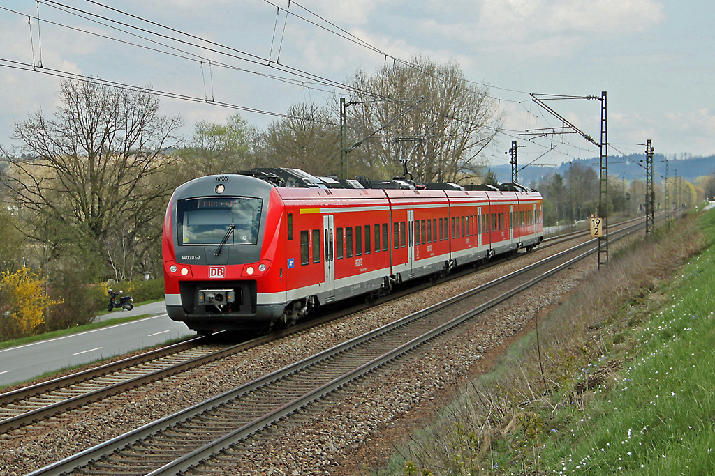 E-Triebzug 440 703 von Passau kommend auf dem Weg nach Mnchen, bei Vilshofen aufgenommen am 12.4.2012.