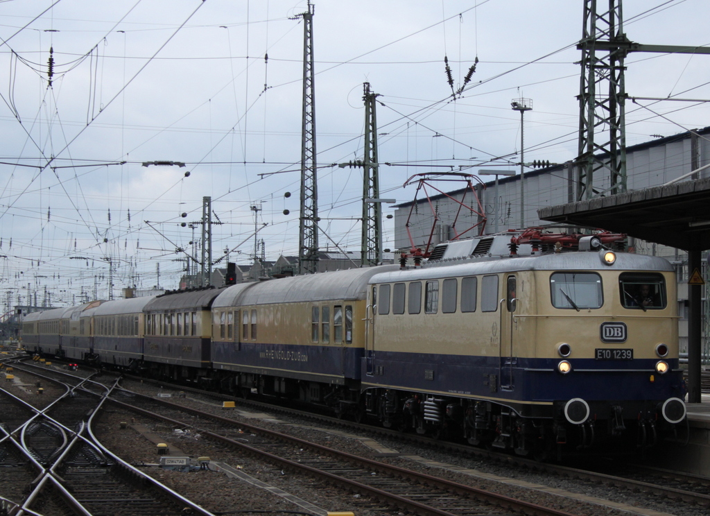 E10 1239 mit Sonderzug am 07.01.12 in Frankfurt am Main Hbf
