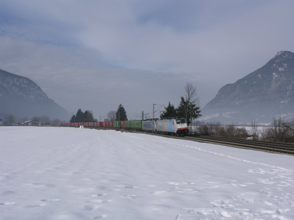 E185 105+102 ziehen einen Containerzug bei niederaudorf in Richtung Kufstein. 18.02.10