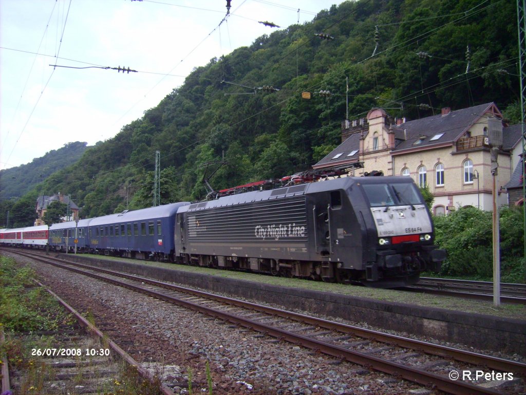 E189 092 zieht ein Nachtzug durch Bacharach. 26.07.08