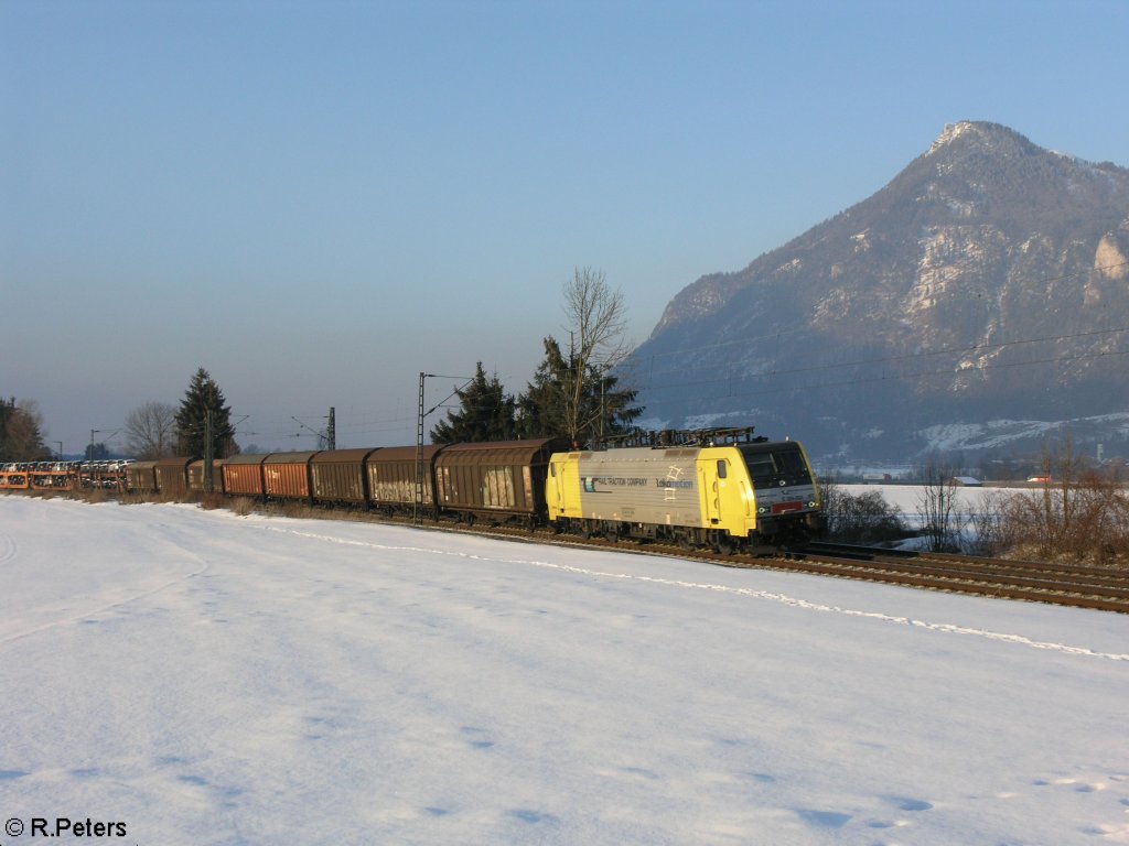 E189 904 zieht ein VW zug bei Oberaudorf. 16.02.10