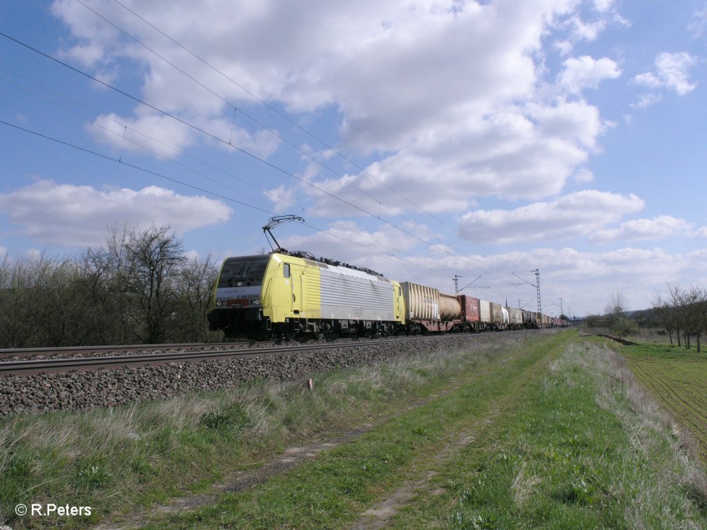 E189 923 zieht ein Wechselpritschenzug bei Thngersheim. 10.04.10