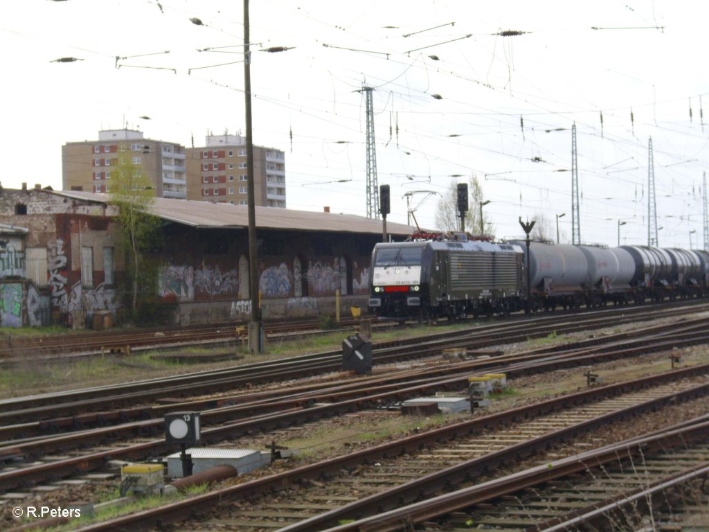 E189 984 zieht ein Kesselzug durch Eisenhttenstadt. 21.04.10