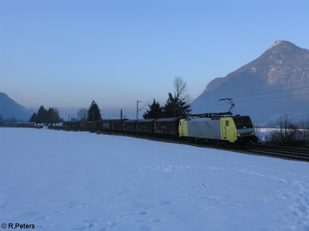 E189 991 zieht ein VW-Zug bei Niederaudorf in Richtung Kufstein. 18.02.10