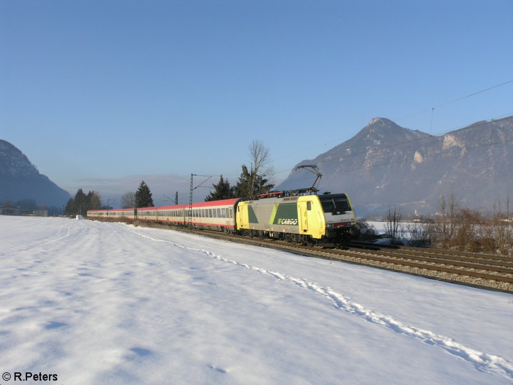 E189 993 zieht ein EC83 nach Verona bei niederaudorf. 18.02.10