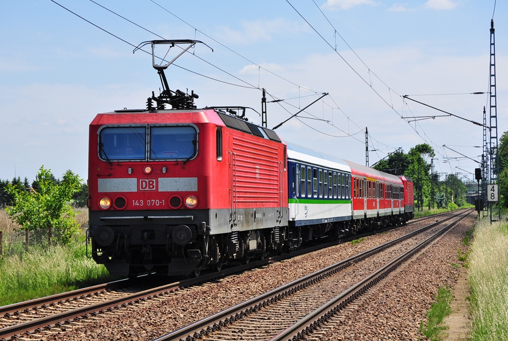 Ebenfalls in Dresden-Stetzsch konnte der Gegenzug nach Cottbus mit der 143 070 geknipst werden.Hier machte es sich die 143 155 am zugschlu gemtlich.