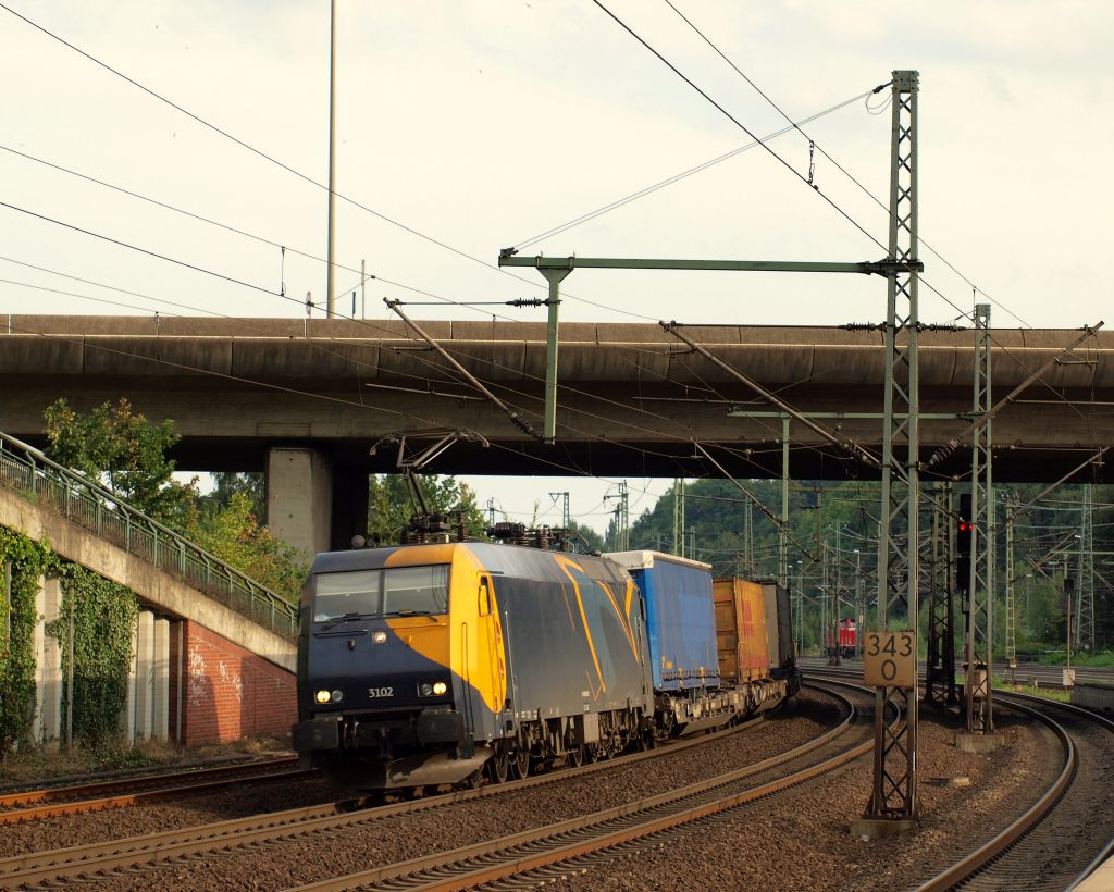 EG 3102 fuhr mit einem Klv-Zug durch den Harburg Bahnhof am 11.9.