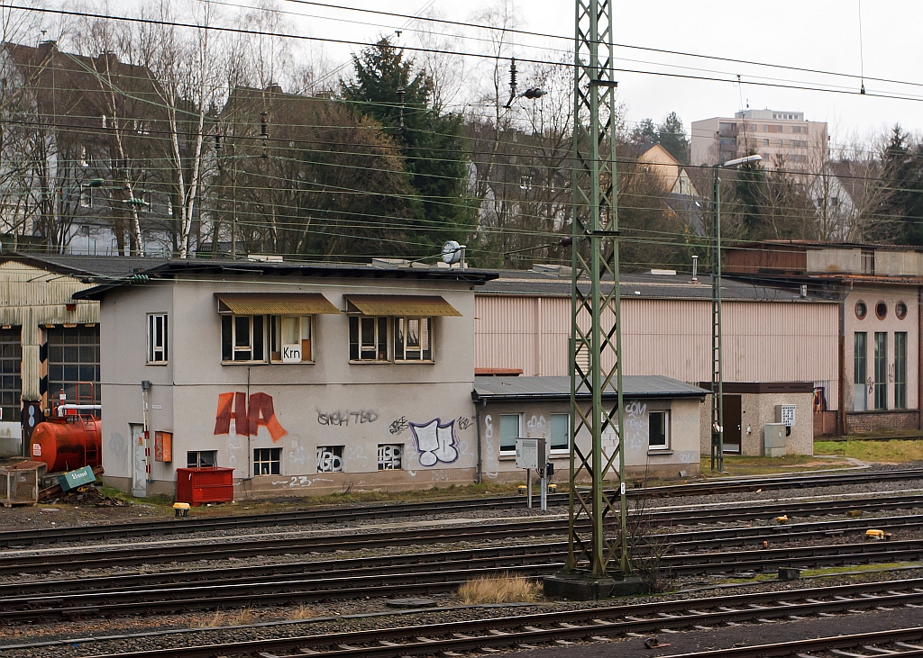 Ehemalige Stellwerk Kreuztal Rangierbahnhof Nord - Krn  am 14.01.2012
Die Inbetriebnahme erfolgte 10.07.1916, die Ausserbetriebnahme am 17.05.2009, da der Bereich des Stellwerks auf elektrisch ortsgestellte Weichen (EOW) umgerstet wurde. Es war ein mechanisches Stellwerk vom Typ Scheidt & Bachmann .