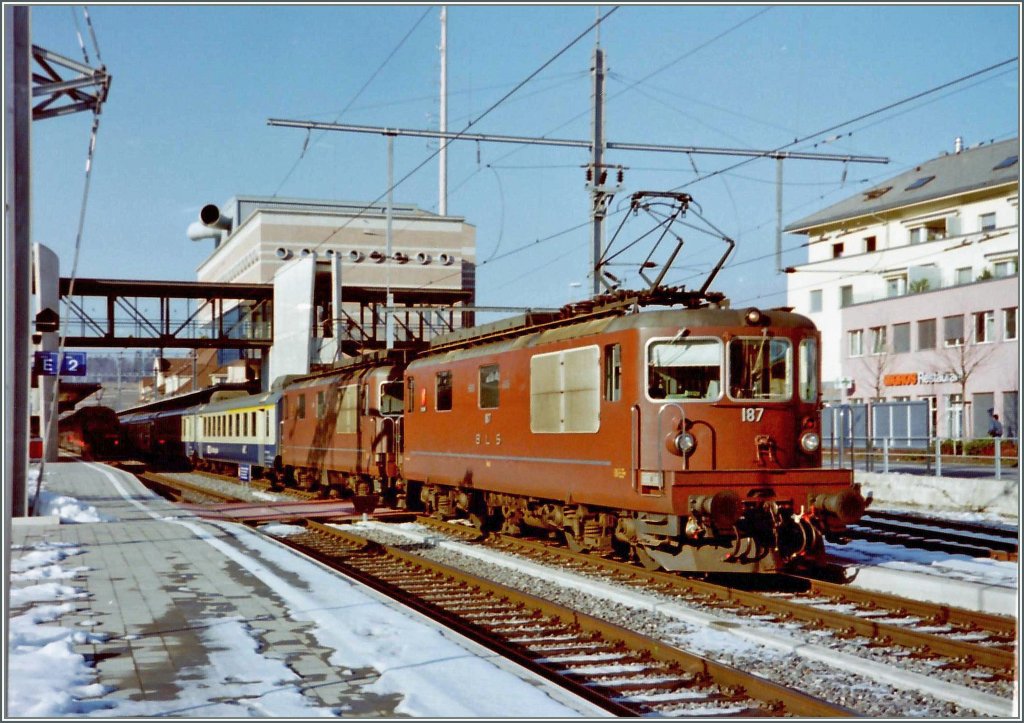 Eher selten sind die BLS Re 4/4 vor Reisezgen in Doppeltraktin zu sehen.
Gescanntes Negativ/Spiez, den 13. Jan. 2000 