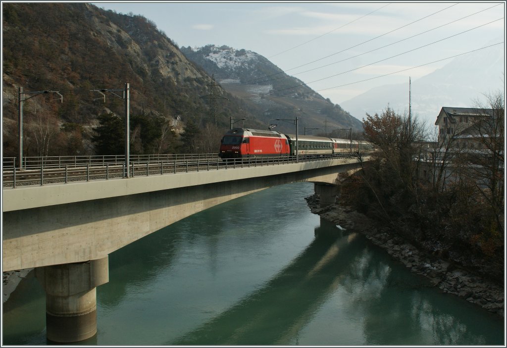 Eien Re 4670 mit einem IR auf der Rohnebrcke bei Leuk.
6.2.12