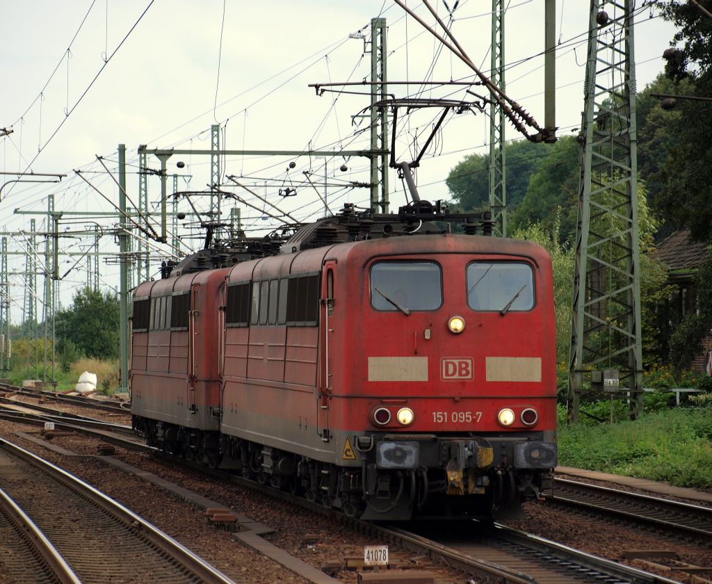 Ein 151 Doppel fuhr in Richtung Fa.Hansaport durch den Harburg Bahnhof um dort einen aus 40 Wagen bestehenden Kohlezug abzuholen. Gesehen am 11.9.