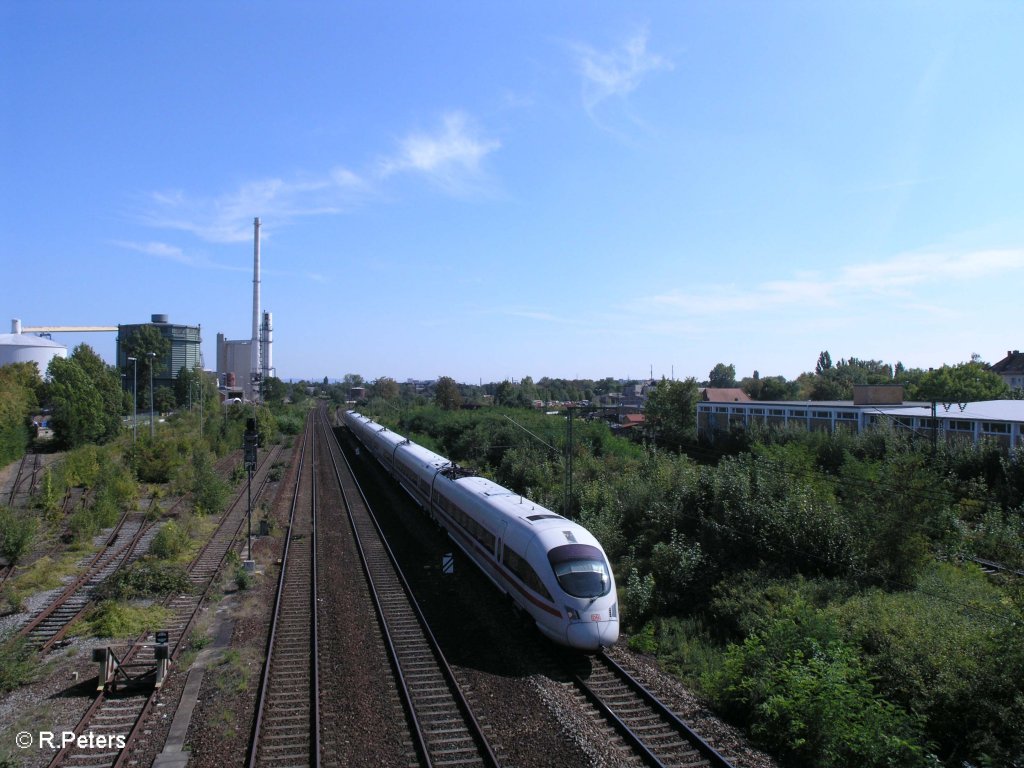 Ein 411er fhrt in Regensburg als ICE 28 Wien-Dortmund ein. 09.09.09
