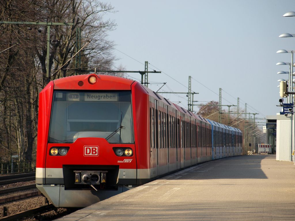 Ein 474 Doppel stand abfahrbereit im Bahnhof Halstenbek.