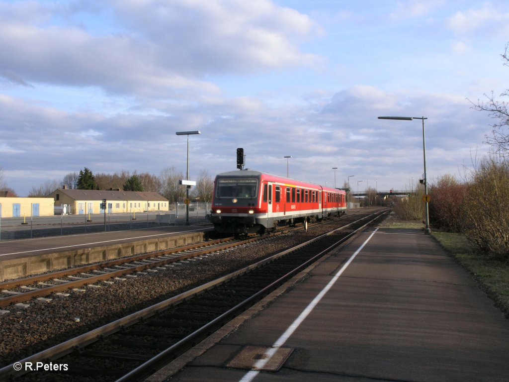 Ein 628 zieht als Schlerverstrkungszug durch Wiesau. 09.04.10