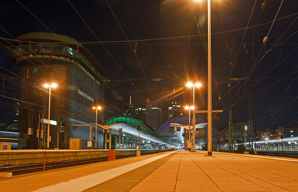 Ein abendlicher Blick am 28.09.2012 auf den Hbf Frankfurt am Main, leider mit vielen Reflexionen.