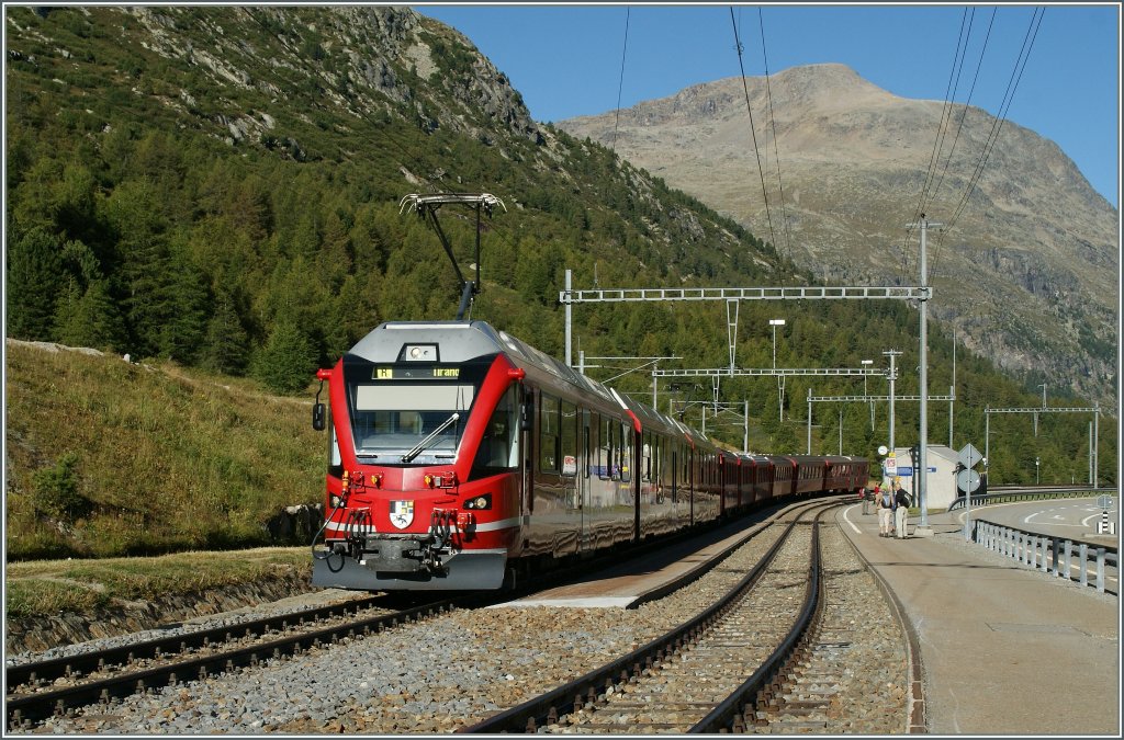 Ein  Allegra  verlsst mit dem Regionalzug 1617 Bernina Suot, Ausganspunkt unserer Wanderung zum Lago Bianco.
10.09.2011
