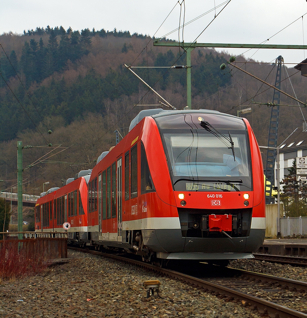 Ein Alstom Coradia LINT 27 in Doppeltraktion  mit einem LINT 41 (640 016 mit 648 206 / 706) der DreiLnderBahn fhrt am 28.03.2013 als RB 95 (Dillenburg-Siegen-Au/Sieg) in den Bahnhof Betzdorf/Sieg ein.  

Einen freundlichen Gru an den Lokfhrer zurck, es sind zwar Triebwagen aber die Fahrzeugfhrer sind Lokfhrer.

Anmerkung: Die Aufnahme ist vom Bahnsteig aus gemacht (vor dem Verbotsschild, hinter der weien Linie).
