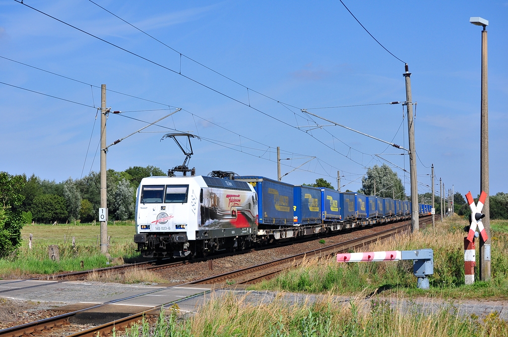 Ein Anruf heut Mittag schreckte mich hoch.Die Fleischmann 145 023 ist im Anflug auf Rostock.Also schnell ins Auto gesprungen und nach Bentwisch gedst.Am Posten 20 in Bentwisch wurde die Fuhre geknipst.