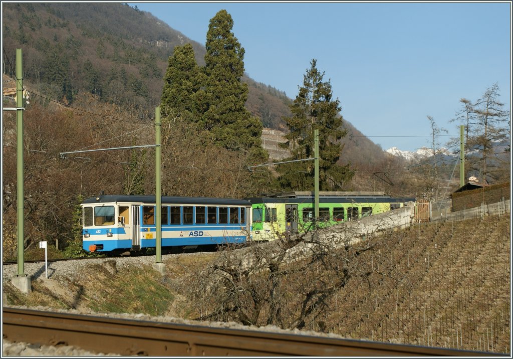 Ein ASD Regionalzug auf der Fahrt nach Aigle kurvt vom Wald in die Rebberge hinein. 
4. Feb. 2011.
